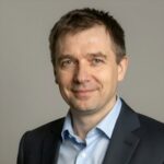 Портрет уверенного бизнесмена в студии, представитель компании Азия Гранд Авто по продаже запчастей