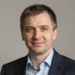 Портрет уверенного бизнесмена в студии, представитель компании Азия Гранд Авто по продаже запчастей