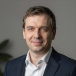 Портрет уверенного бизнесмена в студии, представитель компании Азия Гранд Авто по продаже запчастей